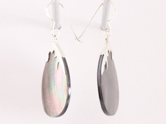 Grote druppelvormige zilveren oorbellen met zwarte parelmoer afbeelding 2