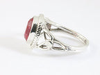 Opengewerkte zilveren ring met robijn afbeelding 2