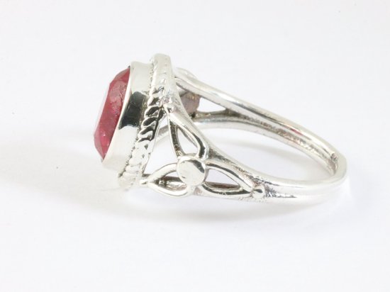 Opengewerkte zilveren ring met robijn afbeelding 2