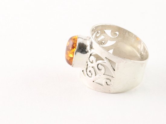 Opengewerkte zilveren ring met amber afbeelding 2