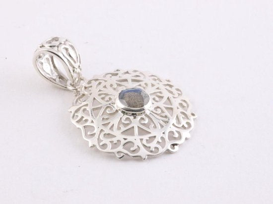 Opengewerkte zilveren hanger met labradoriet afbeelding 2