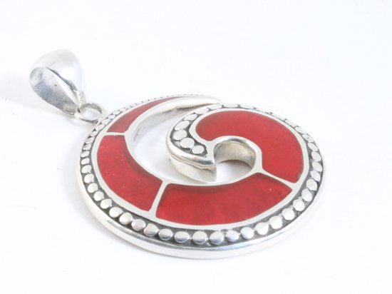 Bewerkte zilveren hanger met rode koraal steen aan ketting afbeelding 2