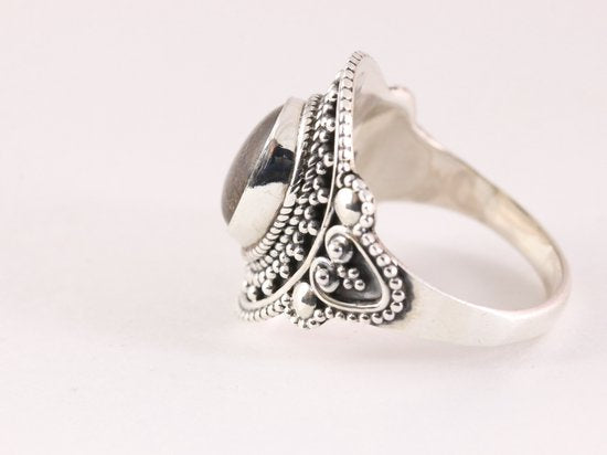 Bewerkte zilveren ring met Hondurese zwarte opaal afbeelding 2