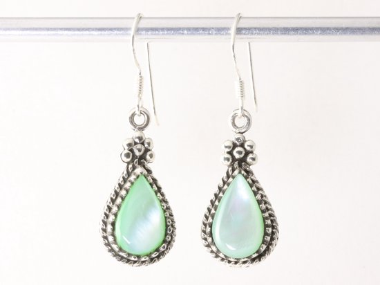 Bewerkte zilveren oorbellen met groene parelmoer afbeelding 4