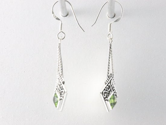 Bewerkte zilveren oorbellen met peridoot afbeelding 2