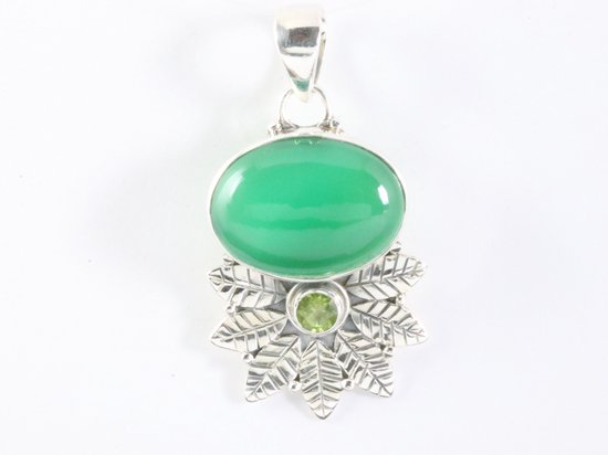 Bewerkte zilveren hanger met groene onyx en peridoot afbeelding 3