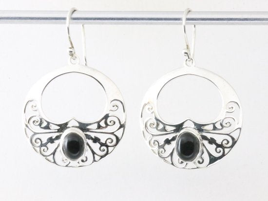 Grote opengewerkte zilveren oorbellen met onyx afbeelding 3
