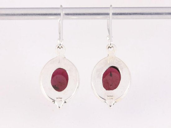 Bewerkte ovale zilveren oorbellen met granaat afbeelding 3