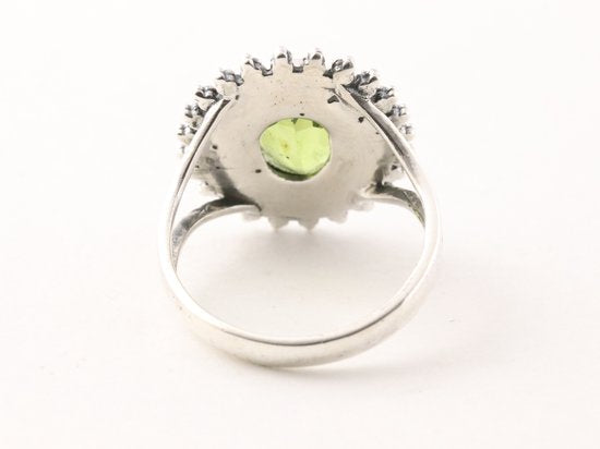 Bewerkte zilveren ring met peridoot afbeelding 3