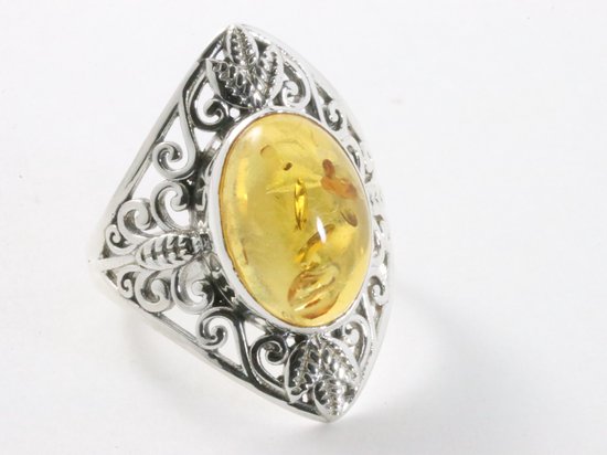 Opengewerkte zilveren ring met amber afbeelding 1