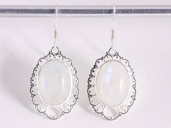 Opengewerkte zilveren oorbellen met regenboog maansteen afbeelding 4