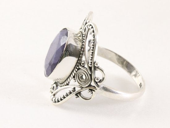 Opengewerkte zilveren ring met blauwe saffier afbeelding 2