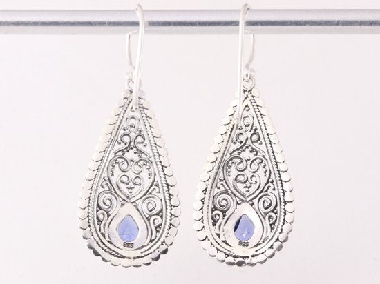 Traditionele bewerkte zilveren oorbellen met blauwe saffier afbeelding 3