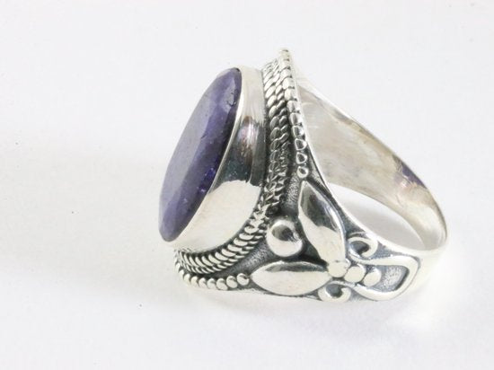 Zware bewerkte zilveren ring met blauwe saffier afbeelding 2
