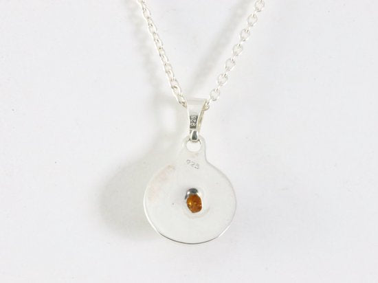 Fijne bewerkte ronde zilveren hanger met amber aan ketting afbeelding 3