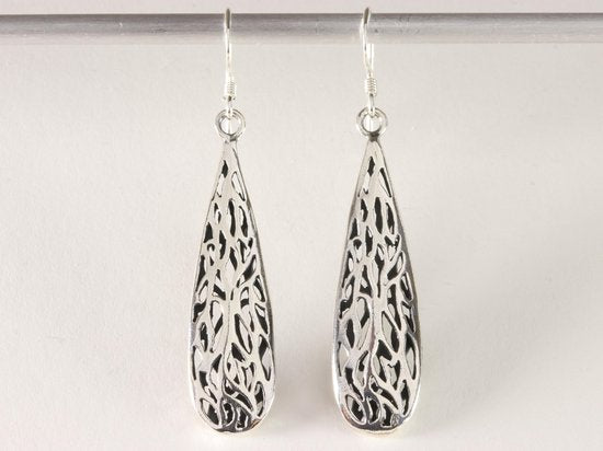 Lange opengewerkte zilveren oorbellen afbeelding 4