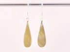 Druppelvormige zilveren oorbellen met goudkleurige schelp afbeelding 4