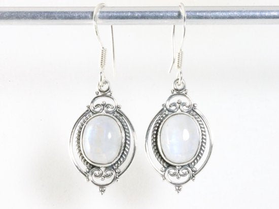 Bewerkte zilveren oorbellen met regenboog maansteen afbeelding 3