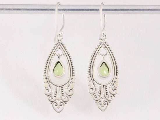 Lange opengewerkte zilveren oorbellen met peridoot afbeelding 3