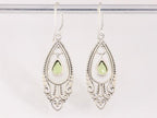 Lange opengewerkte zilveren oorbellen met peridoot afbeelding 3