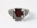 Bewerkte zilveren ring met granaat afbeelding 4