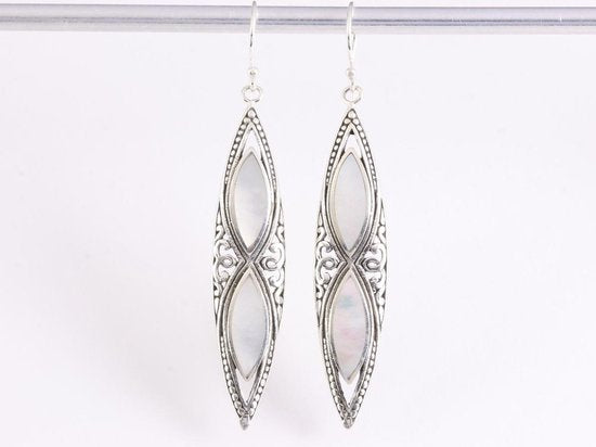 Lange bewerkte zilveren oorbellen met parelmoer afbeelding 4