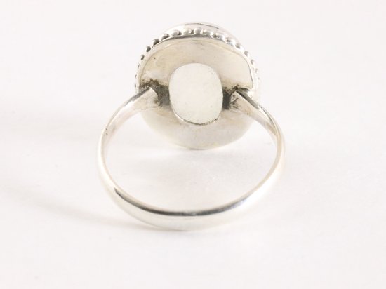 Bewerkte ovale zilveren ring met regenboog maansteen afbeelding 3