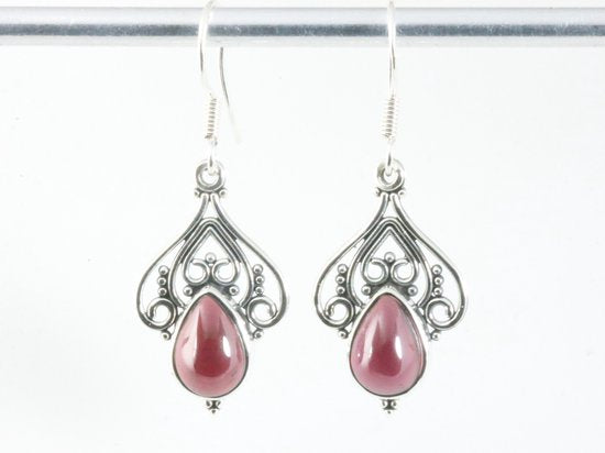 Opengewerkte zilveren oorbellen met granaat afbeelding 4