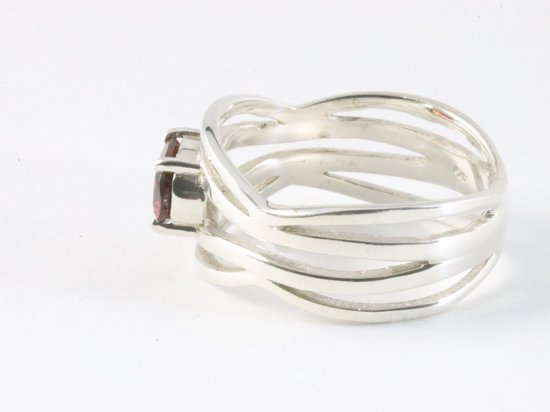 Opengewerkte zilveren ring met granaat afbeelding 2