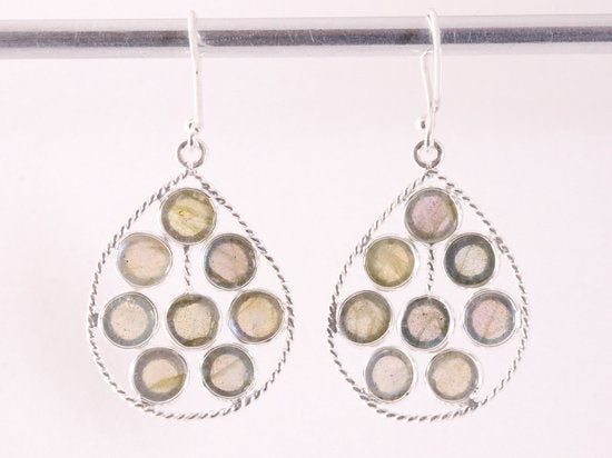 Opengewerkte zilveren oorbellen met labradoriet afbeelding 3