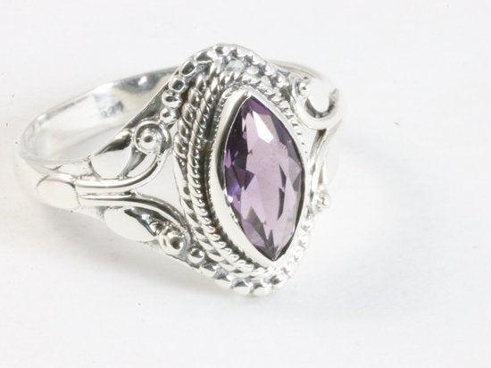 Fijne bewerkte zilveren ring met amethist afbeelding 1