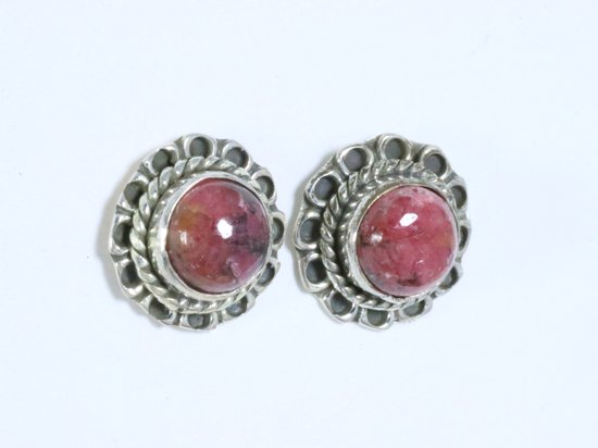 Fijne bewerkte ronde zilveren oorstekers met rhodoniet afbeelding 1