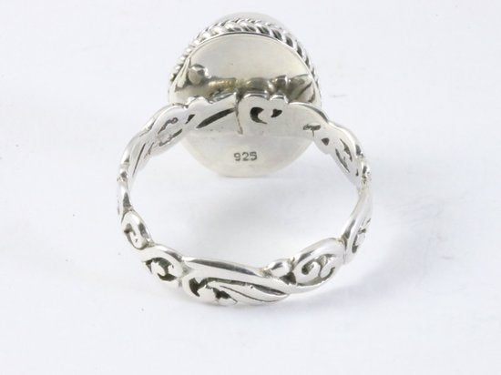 Traditionele bewerkte zilveren ring met Australische opaal afbeelding 3