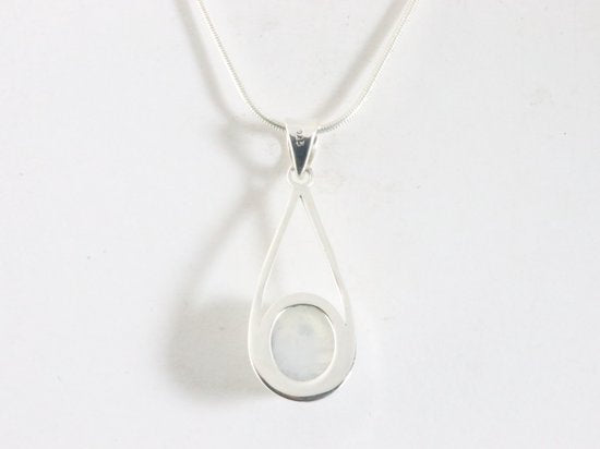 Zilveren hanger met regenboog maansteen aan ketting afbeelding 3