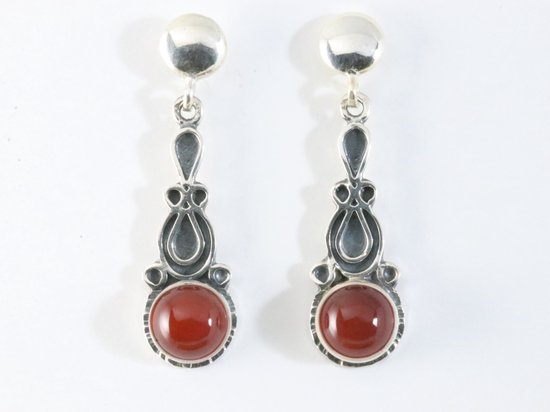 Bewerkte zilveren oorstekers met rode agaat afbeelding 2