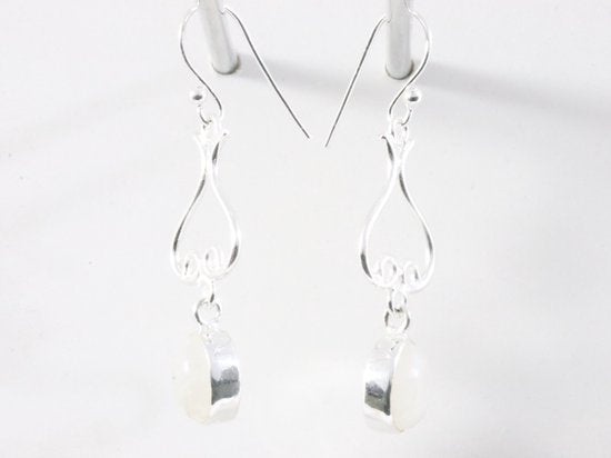 Lange zilveren oorbellen met regenboog maansteen afbeelding 2