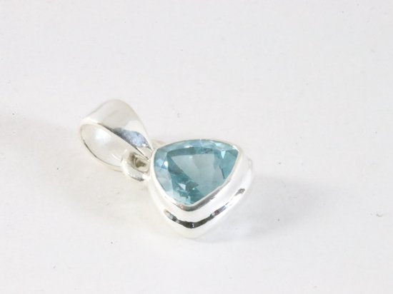 Fijne hoogglans zilveren hanger met blauwe topaas aan ketting afbeelding 2