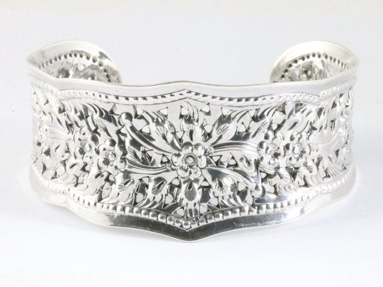 Brede zilveren klemarmband met bloemen gravering afbeelding 1