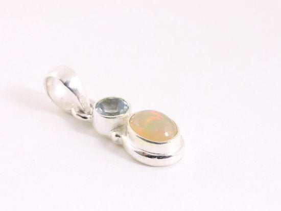 Fijne zilveren hanger met Ethiopische opaal en blauwe topaas aan ketting afbeelding 2