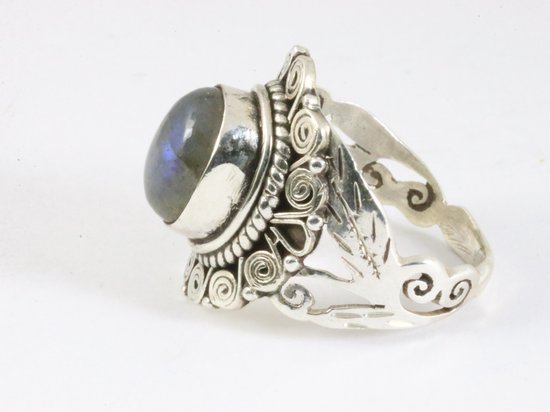Traditionele bewerkte zilveren ring met labradoriet afbeelding 2