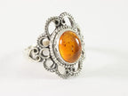 Opengewerkte zilveren ring met amber afbeelding 1