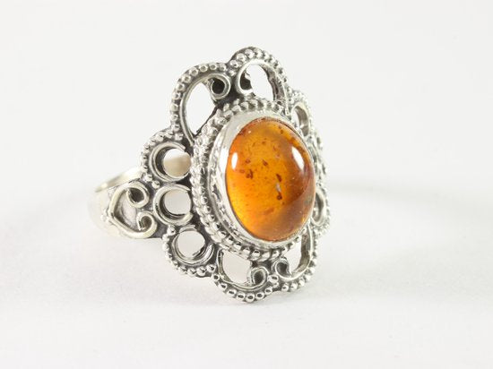 Opengewerkte zilveren ring met amber afbeelding 1