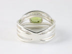 Opengewerkte zilveren ring met peridoot afbeelding 3