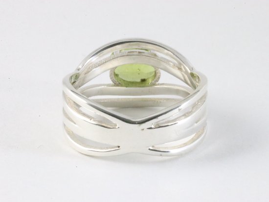 Opengewerkte zilveren ring met peridoot afbeelding 3