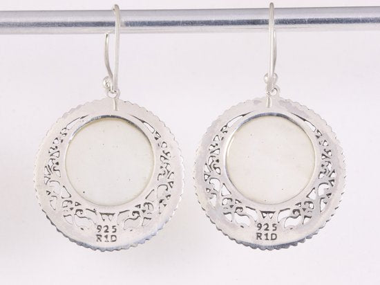 Ronde opengewerkte zilveren oorbellen met parelmoer afbeelding 3