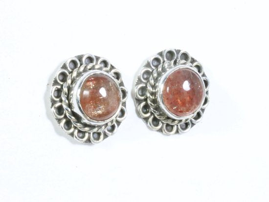 Fijne bewerkte ronde zilveren oorstekers met rode zonnesteen afbeelding 1