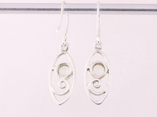 Fijne opengewerkte zilveren oorbellen met groene amethist afbeelding 3