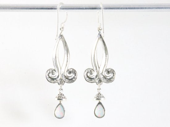 Lange traditionele bewerkte zilveren oorbellen met welo opaal afbeelding 3