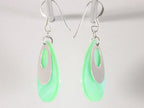 Grote druppelvormige zilveren oorbellen met groene parelmoer afbeelding 2
