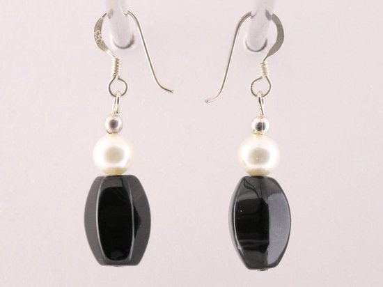 Zilveren oorbellen met onyx en zoetwater parel afbeelding 2